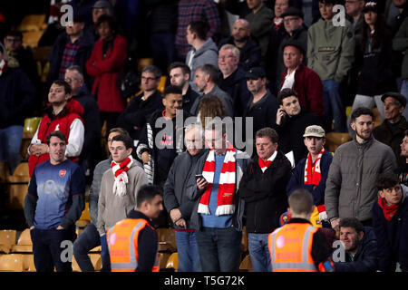 Arsenal Fans auf den Tribünen während der Premier League Spiel im Molineux, Wolverhampton. Stockfoto