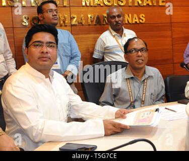 Kolkata, Indien. 24 Apr, 2019. Trinamool Congress oder TMC Kandidat für Diamond Harbour Wahlkreis Abhishek Banerjee (links) übergibt seine Nominierung Papiere für die Lok Sabha Wahl 2019. Credit: Saikat Paul/Pacific Press/Alamy leben Nachrichten Stockfoto