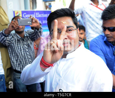 Kolkata, Indien. 24 Apr, 2019. Trinamool Congress oder TMC Kandidat für Diamond Harbour Wahlkreis Abhishek Banerjee zeigen Sieg Zeichen vor Abgabe seiner Nennung Papiere für die Lok Sabha Wahl 2019. Credit: Saikat Paul/Pacific Press/Alamy leben Nachrichten Stockfoto