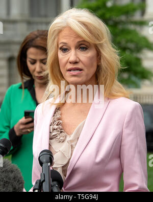 Washington, Vereinigte Staaten von Amerika. 24 Apr, 2019. Senior Counsellor Kellyanne Conway trifft Reporter an der nördlichen Einfahrt des Weißen Hauses in Washington, DC am 24. April 2019. Credit: Ron Sachs/CNP | Verwendung der weltweiten Kredit: dpa/Alamy leben Nachrichten Stockfoto