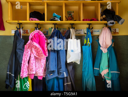 Heidenheim an der Brenz, Deutschland. 24 Apr, 2019. Jacken und Taschen hängen im Eingangsbereich des Kindergartens. (Dpa'' dringend benötigte "Kinderbetreuung - Neue kita Krise in Berlin? "Vom 20.03.2019) Credit: Monika Skolimowska/dpa-Zentralbild/dpa/Alamy leben Nachrichten Stockfoto