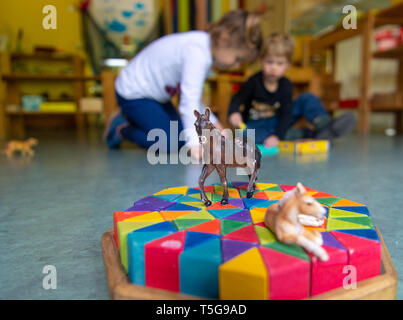 Heidenheim an der Brenz, Deutschland. 24 Apr, 2019. Ein Junge und ein Mädchen spielen in einem Kindergarten auf dem Boden. (Dpa'' dringend benötigte "Kinderbetreuung - Neue kita Krise in Berlin? "Vom 20.03.2019) Credit: Monika Skolimowska/dpa-Zentralbild/dpa/Alamy leben Nachrichten Stockfoto