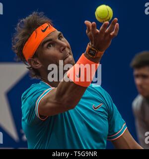 Barcelona, Spanien. 24 Apr, 2019. RAPHAEL NADAL (ESP) dient gegen Leonardo Mayer (ARG) bei Tag 3 Der 'Barcelona Open Banc Sabadell' 2019. Credit: Matthias Oesterle/Alamy leben Nachrichten Stockfoto