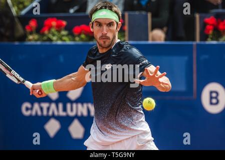 Barcelona, Spanien. 24 Apr, 2019. LEONARDO MAYER (ARG) Gibt den Ball zu Raphael Nadal (ESP) bei Tag 3 Der 'Barcelona Open Banc Sabadell' 2019. Credit: Matthias Oesterle/Alamy leben Nachrichten Stockfoto