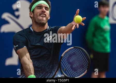 Barcelona, Spanien. 24 Apr, 2019. LEONARDO MAYER (ARG) dient gegen Raphael Nadal (ESP) bei Tag 3 Der 'Barcelona Open Banc Sabadell' 2019. Credit: Matthias Oesterle/Alamy leben Nachrichten Stockfoto