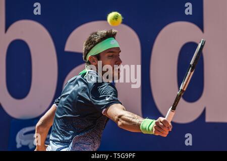 Barcelona, Spanien. 24 Apr, 2019. LEONARDO MAYER (ARG) Gibt den Ball zu Raphael Nadal (ESP) bei Tag 3 Der 'Barcelona Open Banc Sabadell' 2019. Credit: Matthias Oesterle/Alamy leben Nachrichten Stockfoto