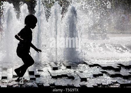 Berlin, Deutschland. 24 Apr, 2019. Ein Junge Spaziergänge durch den Brunnen im Lustgarten. Credit: Christoph Soeder/dpa/Alamy leben Nachrichten Stockfoto