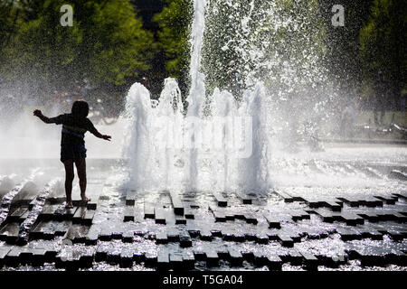 Berlin, Deutschland. 24 Apr, 2019. Ein Junge Spaziergänge durch den Brunnen im Lustgarten. Credit: Christoph Soeder/dpa/Alamy leben Nachrichten Stockfoto