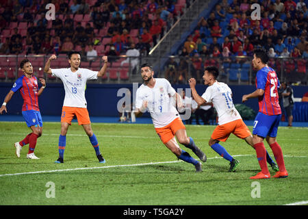 Johor Bahru, Malaysia. 24 Apr, 2019. Graziano Pelle (3. L) der Shandong Luneng feiert mit Mannschaftskameraden während der AFC Champions League, gruppenspiel zwischen Johor Darul Ta'Zim und Shandong Luneng FC in Johor Bahru, Malaysia, 24. April 2019. Credit: Chong Voon Chung/Xinhua/Alamy leben Nachrichten Stockfoto