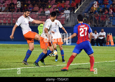 Johor Bahru, Malaysia. 24 Apr, 2019. Graziano Pelle (1. L) der Shandong Luneng Kerben während AFC Champions League, gruppenspiel zwischen Johor Darul Ta'Zim und Shandong Luneng FC in Johor Bahru, Malaysia, 24. April 2019. Credit: Chong Voon Chung/Xinhua/Alamy leben Nachrichten Stockfoto