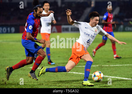 Johor Bahru, Malaysia. 24 Apr, 2019. Wang Tong (R) von Shandong Luneng konkurriert bei der AFC Champions League, gruppenspiel zwischen Johor Darul Ta'Zim und Shandong Luneng FC in Johor Bahru, Malaysia, 24. April 2019. Credit: Chong Voon Chung/Xinhua/Alamy leben Nachrichten Stockfoto