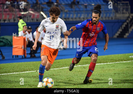 Johor Bahru, Malaysia. 24 Apr, 2019. Wu Xinghan (L) von Shandong Luneng Mias für die Kugel während der AFC Champions League, gruppenspiel zwischen Johor Darul Ta'Zim und Shandong Luneng FC in Johor Bahru, Malaysia, 24. April 2019. Credit: Chong Voon Chung/Xinhua/Alamy leben Nachrichten Stockfoto