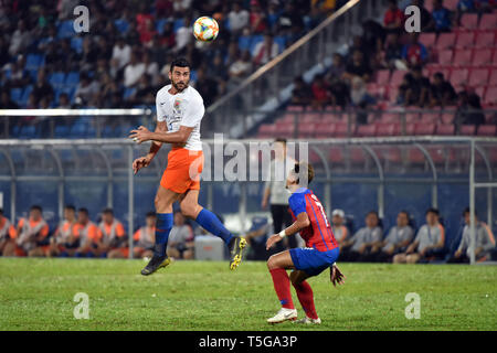 Johor Bahru, Malaysia. 24 Apr, 2019. Graziano Pelle (L) von Shandong Luneng konkurriert bei der AFC Champions League, gruppenspiel zwischen Johor Darul Ta'Zim und Shandong Luneng FC in Johor Bahru, Malaysia, 24. April 2019. Credit: Chong Voon Chung/Xinhua/Alamy leben Nachrichten Stockfoto