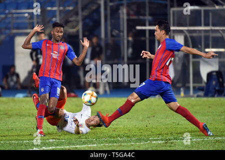 Johor Bahru, Malaysia. 24 Apr, 2019. Jin Jingdao (C) der Shandong Luneng ist während der AFC Champions League, gruppenspiel zwischen Johor Darul Ta'Zim und Shandong Luneng FC in Johor Bahru, Malaysia, 24. April 2019 in Angriff genommen. Credit: Chong Voon Chung/Xinhua/Alamy leben Nachrichten Stockfoto