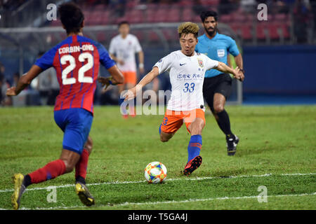 Johor Bahru, Malaysia. 24 Apr, 2019. Jin Jingdao (R) von Shandong Luneng Triebe im AFC Champions League, gruppenspiel zwischen Johor Darul Ta'Zim und Shandong Luneng FC in Johor Bahru, Malaysia, 24. April 2019. Credit: Chong Voon Chung/Xinhua/Alamy leben Nachrichten Stockfoto