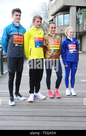 Callum Hawkins, Dewi Griffiths, Lily Rebhuhn und Charlotte Purdue sind während der britischen Athleten' Marathon Foto bei Tower Hotel London gesehen. Stockfoto