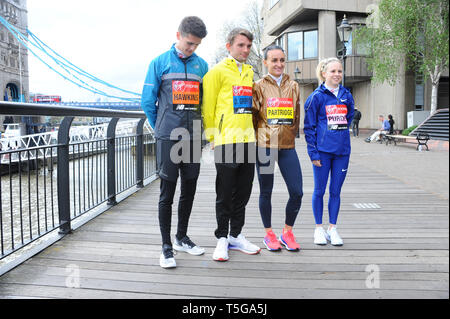 Callum Hawkins, Dewi Griffiths, Lily Rebhuhn und Charlotte Purdue sind während der britischen Athleten' Marathon Foto bei Tower Hotel London gesehen. Stockfoto