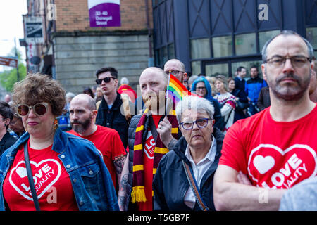 Belfast, Nordirland. 24 Apr, 2019. Uhr in der Kathedrale von St. Anne Belfast, Antrim, Großbritannien 24/April/2019 Hunderte von Menschen nahmen an der Beerdigung von Journalist Lyra McKee, die Toten durch die Dissidenten Republikaner Gruppe "Die neuen IRA" Belfast Credit: Bonzo/Alamy Leben Nachrichten erschossen wurde, Stockfoto