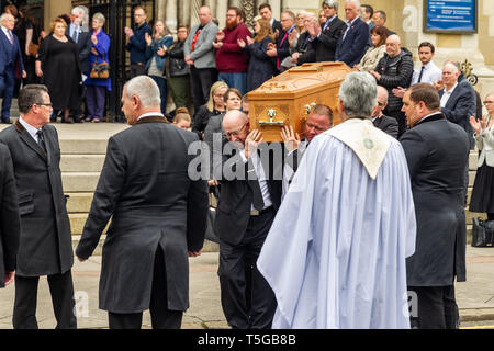 Belfast, Nordirland. 24 Apr, 2019. Uhr in der Kathedrale von St. Anne Belfast, Antrim, Großbritannien 24/April/2019 Hunderte von Menschen nahmen an der Beerdigung von Journalist Lyra McKee, die Toten durch die Dissidenten Republikaner Gruppe "Die neuen IRA" Belfast Credit: Bonzo/Alamy Leben Nachrichten erschossen wurde, Stockfoto