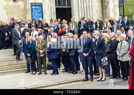 Belfast, Nordirland. 24 Apr, 2019. Uhr in der Kathedrale von St. Anne Belfast, Antrim, Großbritannien 24/April/2019 Hunderte von Menschen nahmen an der Beerdigung von Journalist Lyra McKee, die Toten durch die Dissidenten Republikaner Gruppe "Die neuen IRA" Belfast Credit: Bonzo/Alamy Leben Nachrichten erschossen wurde, Stockfoto