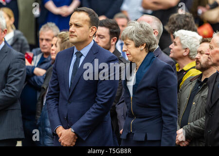 Belfast, Nordirland. 24 Apr, 2019. Uhr in der Kathedrale von St. Anne Belfast, Antrim, Großbritannien 24/April/2019 Hunderte von Menschen nahmen an der Beerdigung von Journalist Lyra McKee, die Toten durch die Dissidenten Republikaner Gruppe "Die neuen IRA" Belfast Credit: Bonzo/Alamy Leben Nachrichten erschossen wurde, Stockfoto