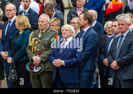 Belfast, Nordirland. 24 Apr, 2019. Uhr in der Kathedrale von St. Anne Belfast, Antrim, Großbritannien 24/April/2019 Hunderte von Menschen nahmen an der Beerdigung von Journalist Lyra McKee, die Toten durch die Dissidenten Republikaner Gruppe "Die neuen IRA" Belfast Credit: Bonzo/Alamy Leben Nachrichten erschossen wurde, Stockfoto