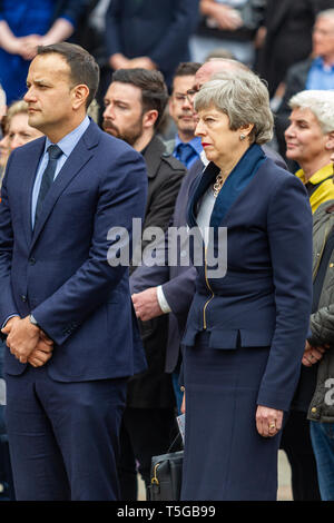 Belfast, Nordirland. 24 Apr, 2019. Uhr in der Kathedrale von St. Anne Belfast, Antrim, Großbritannien 24/April/2019 Hunderte von Menschen nahmen an der Beerdigung von Journalist Lyra McKee, die Toten durch die Dissidenten Republikaner Gruppe "Die neuen IRA" Belfast Credit: Bonzo/Alamy Leben Nachrichten erschossen wurde, Stockfoto