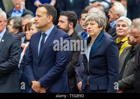 Belfast, Nordirland. 24 Apr, 2019. Uhr in der Kathedrale von St. Anne Belfast, Antrim, Großbritannien 24/April/2019 Hunderte von Menschen nahmen an der Beerdigung von Journalist Lyra McKee, die Toten durch die Dissidenten Republikaner Gruppe "Die neuen IRA" Belfast Credit: Bonzo/Alamy Leben Nachrichten erschossen wurde, Stockfoto