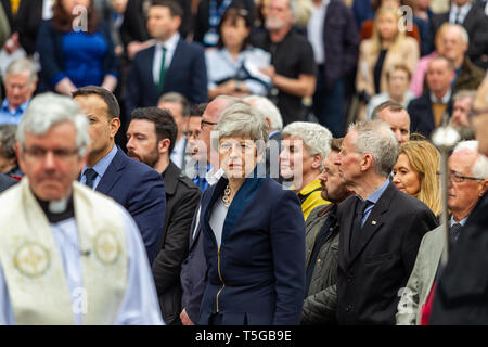 Belfast, Nordirland. 24 Apr, 2019. Uhr in der Kathedrale von St. Anne Belfast, Antrim, Großbritannien 24/April/2019 Hunderte von Menschen nahmen an der Beerdigung von Journalist Lyra McKee, die Toten durch die Dissidenten Republikaner Gruppe "Die neuen IRA" Belfast Credit: Bonzo/Alamy Leben Nachrichten erschossen wurde, Stockfoto