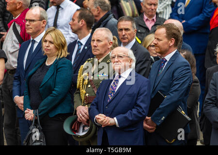 Belfast, Nordirland. 24 Apr, 2019. Uhr in der Kathedrale von St. Anne Belfast, Antrim, Großbritannien 24/April/2019 Hunderte von Menschen nahmen an der Beerdigung von Journalist Lyra McKee, die Toten durch die Dissidenten Republikaner Gruppe "Die neuen IRA" Belfast Credit: Bonzo/Alamy Leben Nachrichten erschossen wurde, Stockfoto