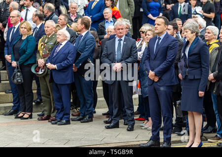 Belfast, Nordirland. 24 Apr, 2019. Uhr in der Kathedrale von St. Anne Belfast, Antrim, Großbritannien 24/April/2019 Hunderte von Menschen nahmen an der Beerdigung von Journalist Lyra McKee, die Toten durch die Dissidenten Republikaner Gruppe "Die neuen IRA" Belfast Credit: Bonzo/Alamy Leben Nachrichten erschossen wurde, Stockfoto