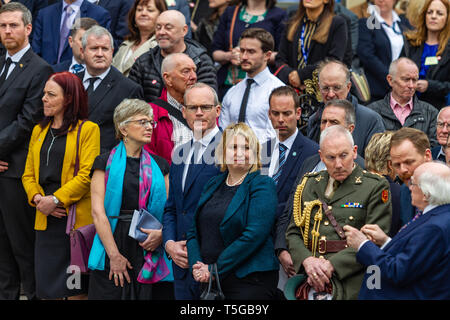 Belfast, Nordirland. 24 Apr, 2019. Uhr in der Kathedrale von St. Anne Belfast, Antrim, Großbritannien 24/April/2019 Hunderte von Menschen nahmen an der Beerdigung von Journalist Lyra McKee, die Toten durch die Dissidenten Republikaner Gruppe "Die neuen IRA" Belfast Credit: Bonzo/Alamy Leben Nachrichten erschossen wurde, Stockfoto