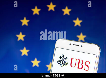 Hong Kong. 21 Apr, 2019. In diesem Foto Illustration der schweizerischen multinationalen Investitionen Bank- und Finanzdienstleistungen Unternehmens UBS Group Logo ist auf ein Android mobile Gerät mit der Fahne der Europäischen Union im Hintergrund zu sehen. Credit: Budrul Chukrut/SOPA Images/ZUMA Draht/Alamy leben Nachrichten Stockfoto