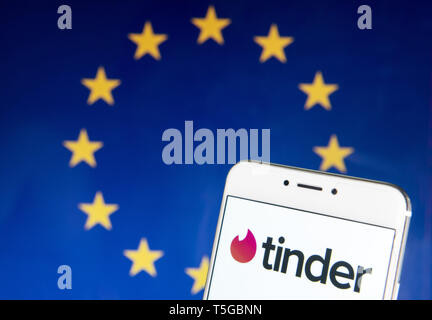 Hong Kong. 21 Apr, 2019. In diesem Foto Abbildung Mobile dating app Zunder Logo ist auf ein Android mobile Gerät mit der Fahne der Europäischen Union im Hintergrund zu sehen. Credit: Budrul Chukrut/SOPA Images/ZUMA Draht/Alamy leben Nachrichten Stockfoto