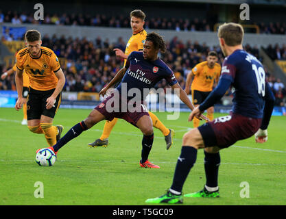 Wolverhampton, Großbritannien. 24 Apr, 2019. Alex Iwobi von Arsenal versucht einen Weg zu finden. Credit: Paul Roberts/bis Top/Alamy leben Nachrichten Stockfoto