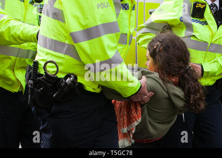 London, Großbritannien. 24. April 2019. Die Metropolitan Police Officers Verhaftung Aktivisten vom Klimawandel direkte Aktion Gruppe Aussterben Rebellion, die sich in der Straße in der Oxford Street und Park Lane in der Nähe von Marble Arch hatte. Aktivisten der Gruppe wurde die Teilnahme an einem internationalen Rebellion für zehn Tage auf die britische Regierung auf, dringend Maßnahmen zu ergreifen, die sich gegen den Klimawandel. Credit: Mark Kerrison/Alamy leben Nachrichten Stockfoto