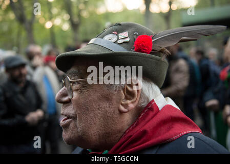 Turin, Piemont, Italien. 24 Apr, 2019. Turin, Italy-April 24, 2019: Fackelzug für den Tag der Befreiung in Turin Credit: Stefano Guidi/ZUMA Draht/Alamy leben Nachrichten Stockfoto