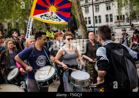 London, Großbritannien. 24. April 2019. Anhörung, dass die Polizei die Straßensperren entfernen bei Marble Arch, einige bereiten es zur Unterstützung hinter einer Samba Band bis März. Aussterben Rebellion wurde eine Generalversammlung und Workshops in Parliament Square während einige Teilnahme an Masse lobby Treffen mit MPs waren. Einige Demonstranten wurden oben in den Bäumen und durch die Blätter versteckt. Peter Marshall / alamy Leben Nachrichten Stockfoto