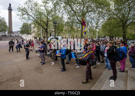 London, Großbritannien. 24. April 2019. Der Samba Band und anderen Demonstranten auf der Mall auf dem Weg nach Marble Arch nach Anhörung, dass die Polizei die Straße Ausbau Bausteine gibt. Aussterben Rebellion wurde eine Generalversammlung und Workshops in Parliament Square während einige Teilnahme an Masse lobby Treffen mit MPs waren. Einige Demonstranten wurden oben in den Bäumen und durch die Blätter versteckt. Peter Marshall / alamy Leben Nachrichten Stockfoto