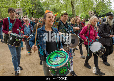 London, Großbritannien. 24. April 2019. Der Samba Band und andere unten geht die Mall auf dem Weg zum Marble Arch nach Anhörung, dass die Polizei die Straße Ausbau Bausteine gibt. Aussterben Rebellion wurde eine Generalversammlung und Workshops in Parliament Square während einige Teilnahme an Masse lobby Treffen mit MPs waren. Einige Demonstranten wurden oben in den Bäumen und durch die Blätter versteckt. Peter Marshall / alamy Leben Nachrichten Stockfoto