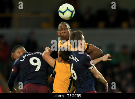 Wolverhampton, Großbritannien. 24 Apr, 2019. Wily Boly der Wolverhampton Wanderers Köpfe weg. Credit: Paul Roberts/bis Top/Alamy leben Nachrichten Stockfoto