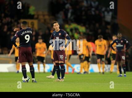 Wolverhampton, Großbritannien. 24 Apr, 2019. Mesut Ozil von Arsenal schaut niedergeschlagen. Credit: Paul Roberts/bis Top/Alamy leben Nachrichten Stockfoto