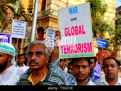 Kolkata, West Bengal, Indien. 24 Apr, 2019. Alle Bengal Jugendliche aus Minderheiten Föderation Anhänger gesehen werden Plakate gegen die ISIS (Islamischer Staat im Irak und der Levante), die behauptet haben, dass fast 350 unschuldige von ihnen getötet wurden während der Ostersonntag Tragödie an der Sri Lanka. Am Sonntag, den 21. April mindestens 300 Menschen starben in den Selbstmörderischen Blast während der Osterferien Gebet, die von einer terroristischen Gruppe in Sri Lanka. Credit: Avishek Das/SOPA Images/ZUMA Draht/Alamy leben Nachrichten Stockfoto