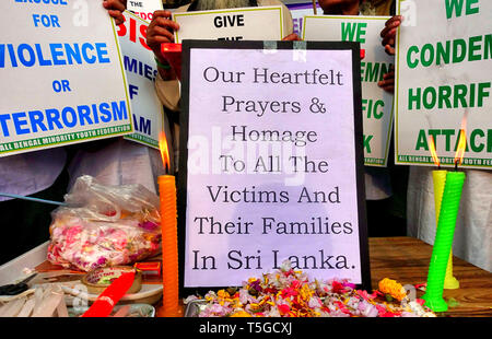 Kolkata, West Bengal, Indien. 24 Apr, 2019. Alle Bengal Jugendliche aus Minderheiten Föderation Anhänger gesehen werden Plakate gegen die ISIS (Islamischer Staat im Irak und der Levante), die behauptet haben, dass fast 350 unschuldige von ihnen getötet wurden während der Ostersonntag Tragödie an der Sri Lanka. Am Sonntag, den 21. April mindestens 300 Menschen starben in den Selbstmörderischen Blast während der Osterferien Gebet, die von einer terroristischen Gruppe in Sri Lanka. Credit: Avishek Das/SOPA Images/ZUMA Draht/Alamy leben Nachrichten Stockfoto