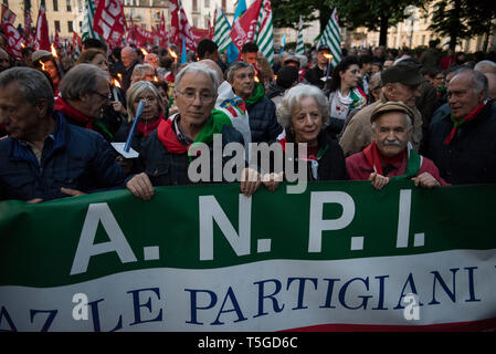 Turin, Piemont, Italien. 24 Apr, 2019. Turin, Italy-April 24, 2019: Fackelzug für den Tag der Befreiung in Turin Credit: Stefano Guidi/ZUMA Draht/Alamy leben Nachrichten Stockfoto