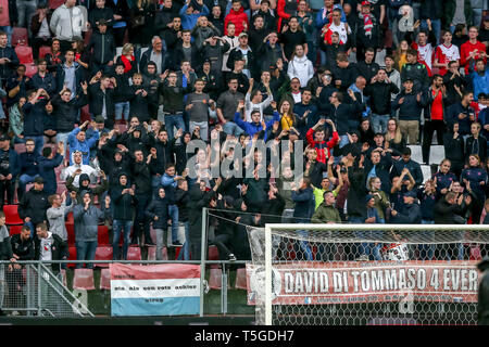 UTRECHT, 24-04-2019, Stadion Galgenwaard, Eredivisie, Utrecht - Fortuna Sittard, Saison 2018 / 2019, FC Utrecht Fans auf den Tribünen des Stadions während des Spiels Utrecht - Fortuna Sittard (2-1) Stockfoto