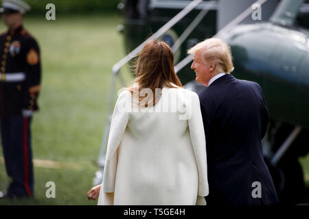 Washington, USA. 24 Apr, 2019. Us-Präsident Donald Trump (1. R) und die erste Dame Melania Trump (2. R) das Weiße Haus in Washington, DC, USA, am 24. April 2019. Credit: Ting Shen/Xinhua/Alamy leben Nachrichten Stockfoto