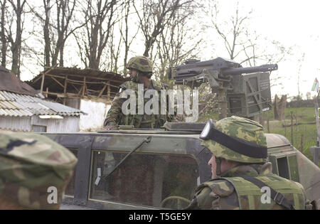 Kosovo, Jugoslawien. 16 Apr, 2000. Ein jordanischer Special forces Soldat während einer gemeinsamen Operation mit US-Spezialeinheiten in einem Weiler in der Nähe von Klokot, Kosovo, Jugoslawien, 16. April 2000. Credit: Bill Putnam/ZUMA Draht/Alamy leben Nachrichten Stockfoto