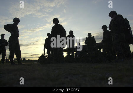 Fort Lee, Virginia, USA. 16. Sep 2003. US-Soldaten bereiten auf einer Waffen Bereich in Fort Lee, Virginia, 16. September 2003 zu schießen. Credit: Bill Putnam/ZUMA Draht/Alamy leben Nachrichten Stockfoto