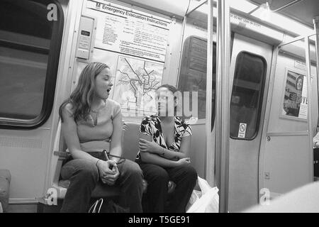 Washington, DC, USA. 19. Sep 2003. Frauen sprechen in der U-Bahn in Washington, DC, 19. September 2003. Credit: Bill Putnam/ZUMA Draht/Alamy leben Nachrichten Stockfoto